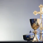 kielich puszka liturgiczna i krzyż