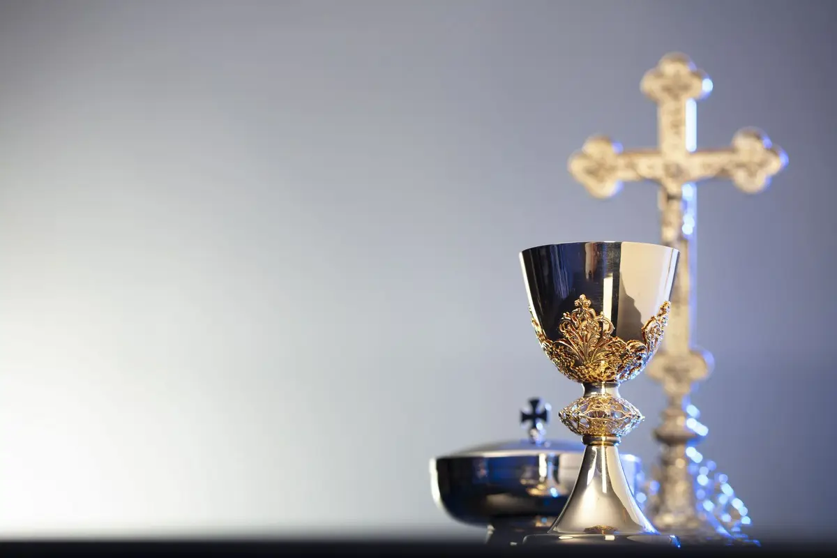 kielich puszka liturgiczna i krzyż